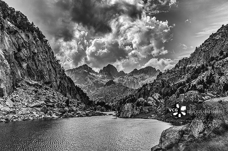 西班牙莱里达群山环绕的河流风光图片素材