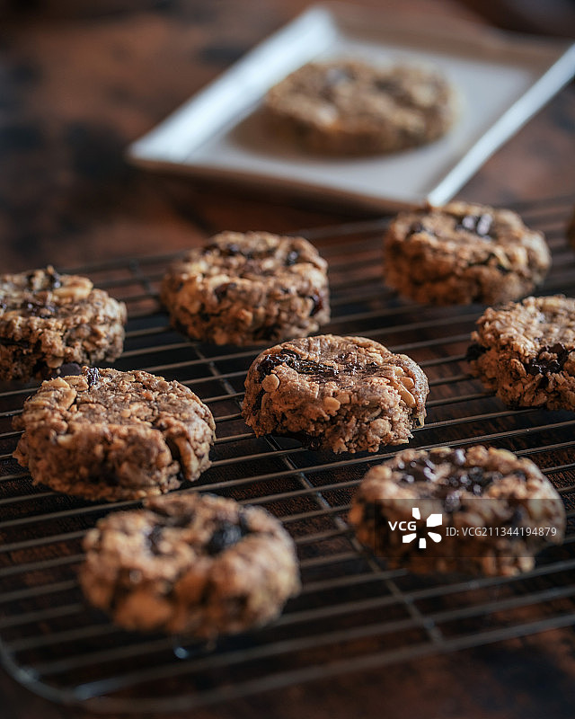 冷却架上的饼干特写图片素材