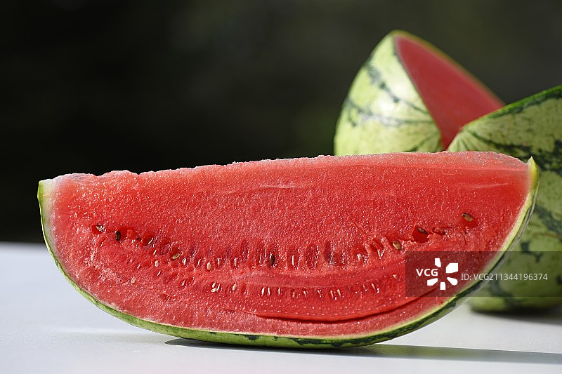 法国桌上的西瓜片特写图片素材