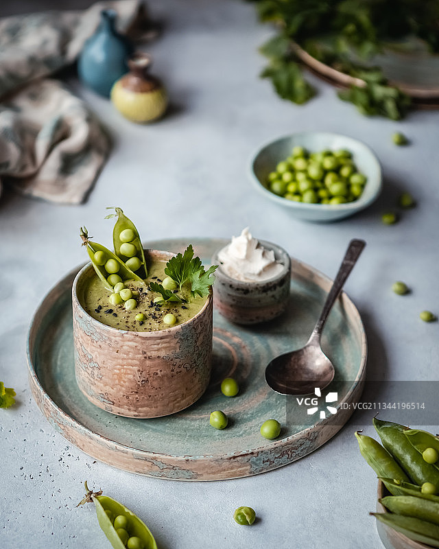 桌上碗中蔬菜特写图片素材