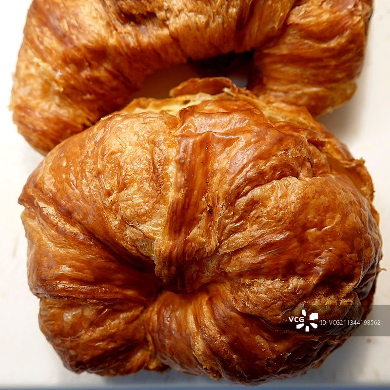 美国，高角度拍摄的桌子上的羊角面包图片素材