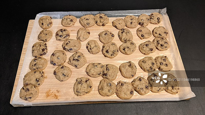 桌子上的面团图片素材