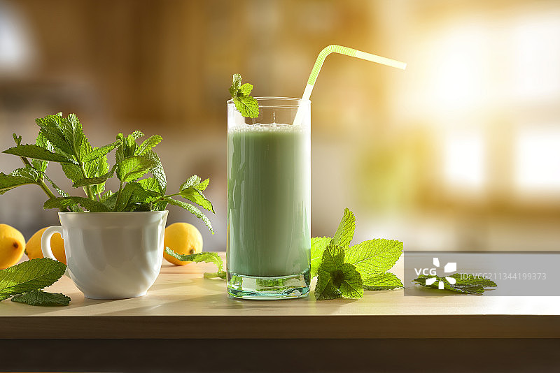 桌上饮料的特写镜头图片素材