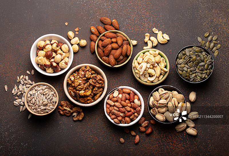 桌子上各种香料的高角度视图图片素材