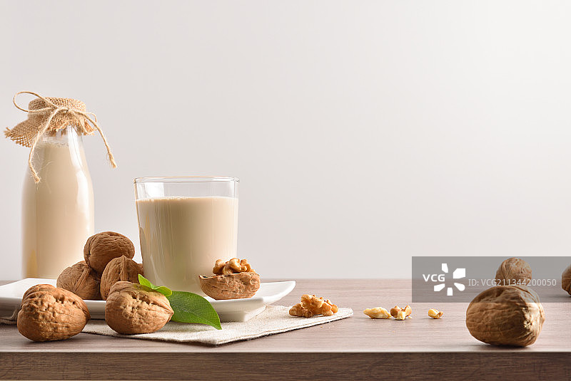 白色背景下桌子上牛奶和饼干的特写图片素材