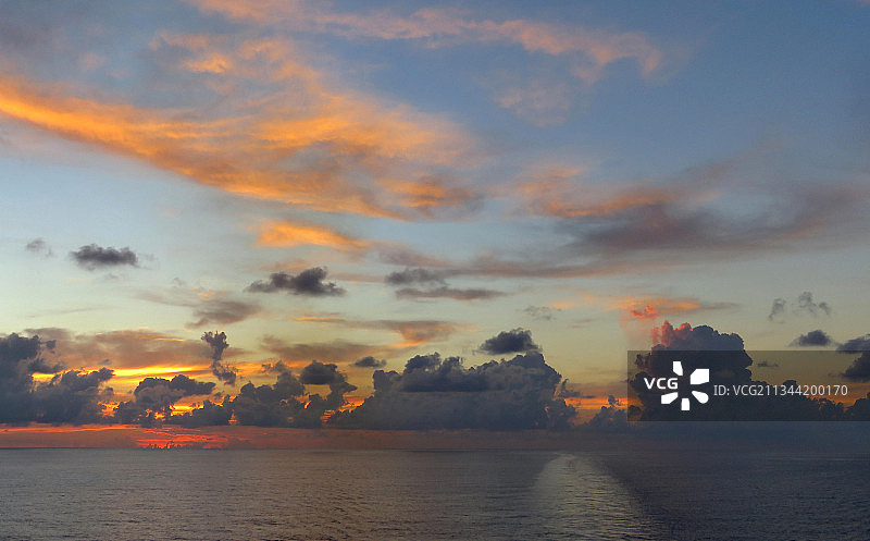 日落时，大海在戏剧性的天空下的风景图片素材