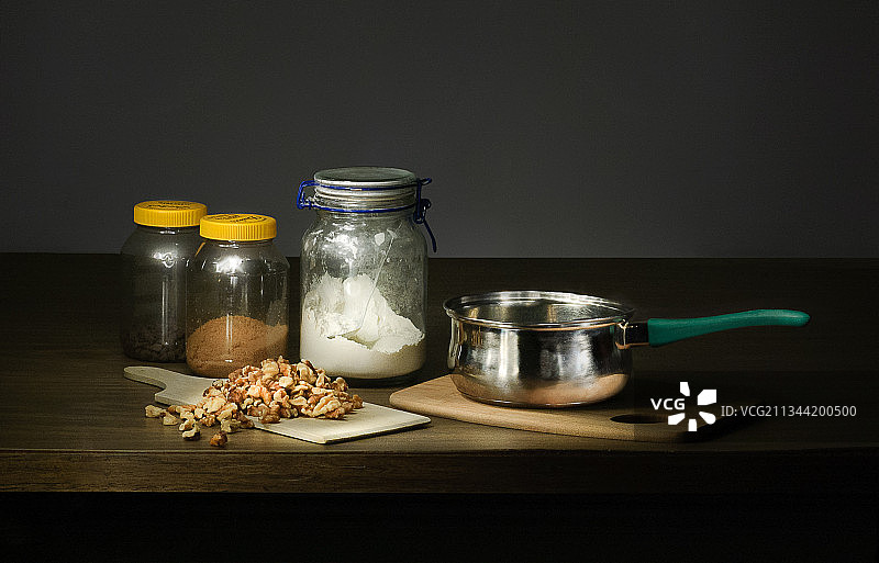 黑色背景下桌上食物的特写图片素材