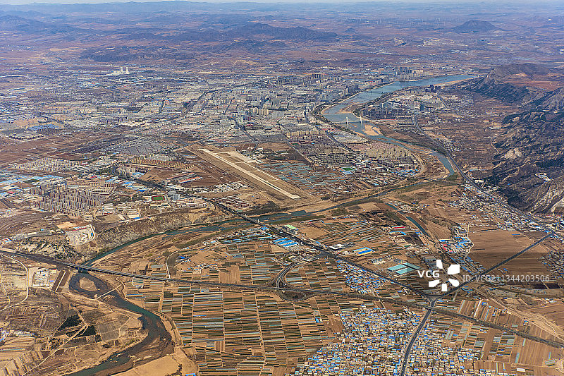 高空航拍朝阳市市区蜿蜒的大凌河和朝阳机场图片素材