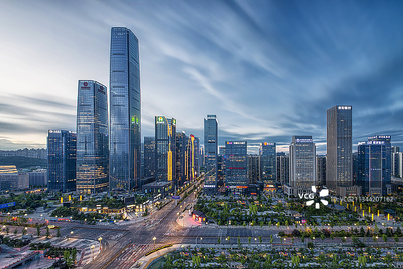 贵阳市观山湖区CBD贵州金融城内透夜景全景图片素材