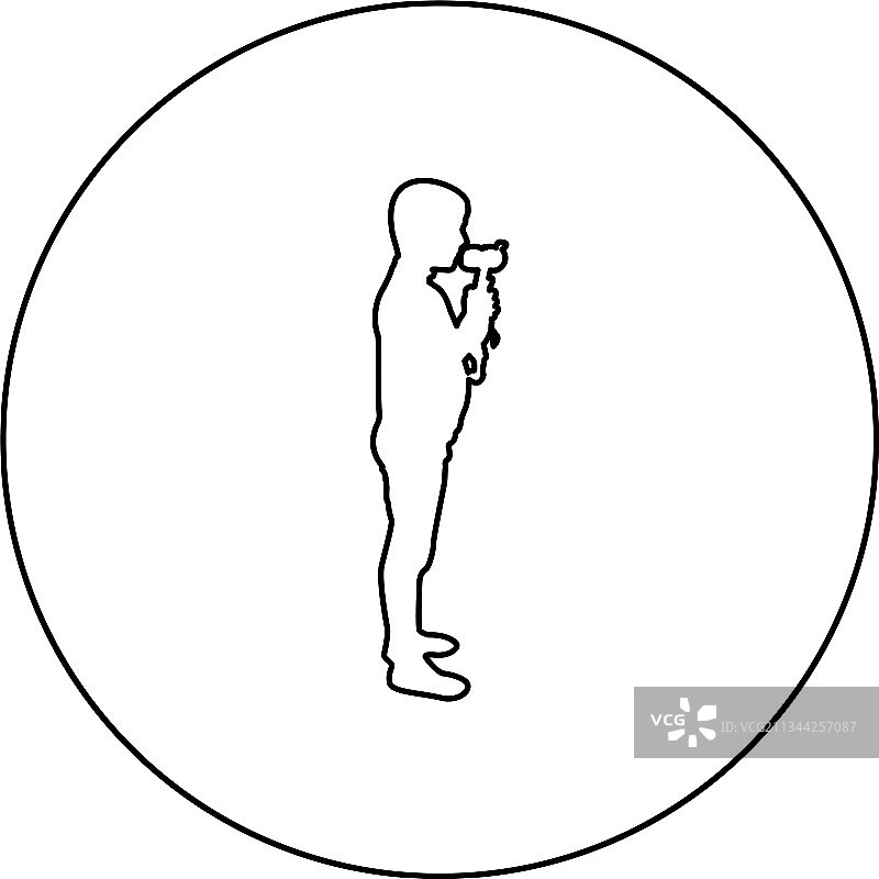 男孩亲吻长颈鹿玩具图片素材