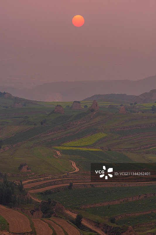 旭日映照明长城图片素材