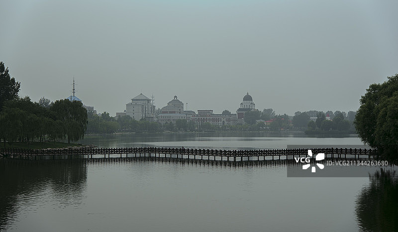 北京市延庆区雾蒙蒙天气下的夏都公园图片素材