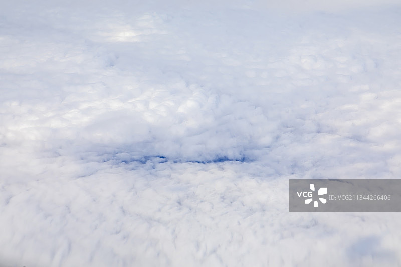 戏剧性的絮状高积云透过一条缝图片素材