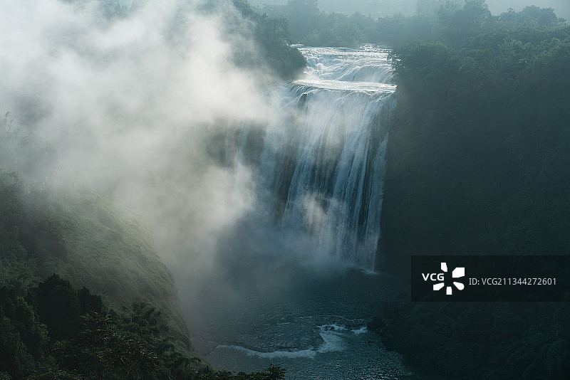 云雾笼罩下的贵州黄果树大瀑布图片素材