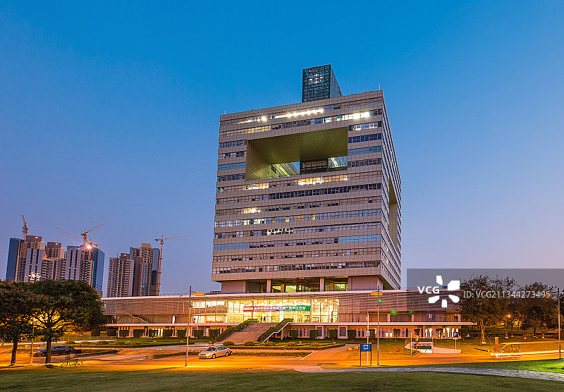 日暮黄昏的深圳大学科技楼（汇星楼）图片素材