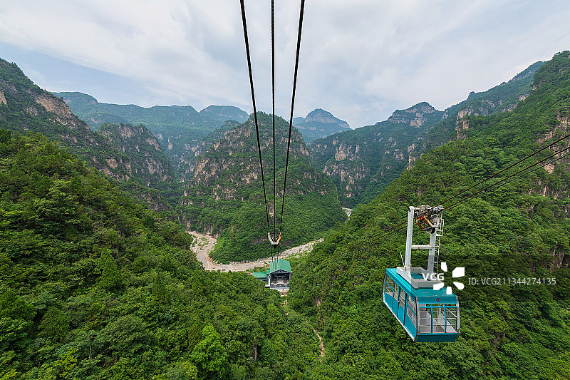 河南焦作修武县云台山峰林峡景区夏季观光缆车户外风光高视角图片素材