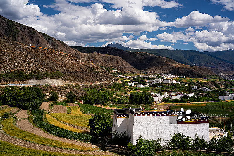 四川乡城的田园风光图片素材