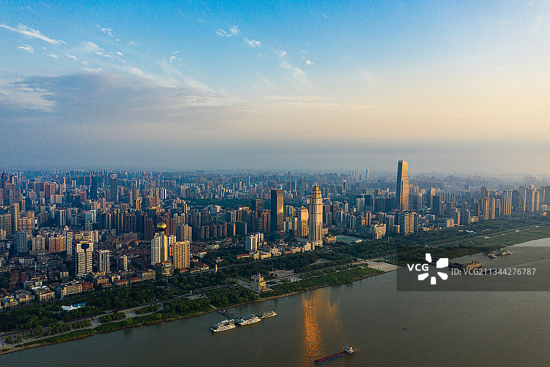 武汉市江岸区汉口江滩建筑群晨曦图片素材