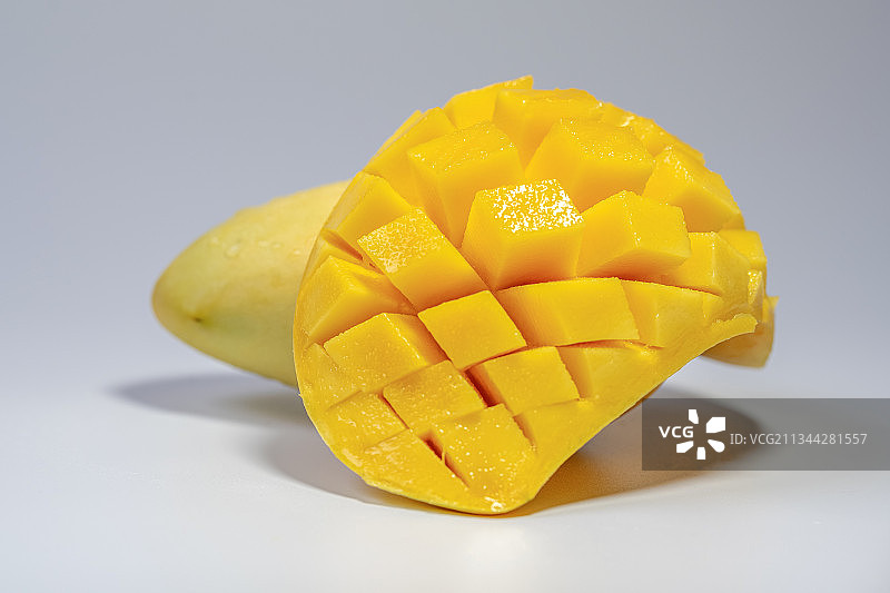 白色背景下一个切开的芒果花图片素材