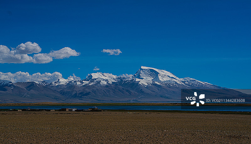雪山湖泊，岗仁波齐，珠穆朗玛峰图片素材