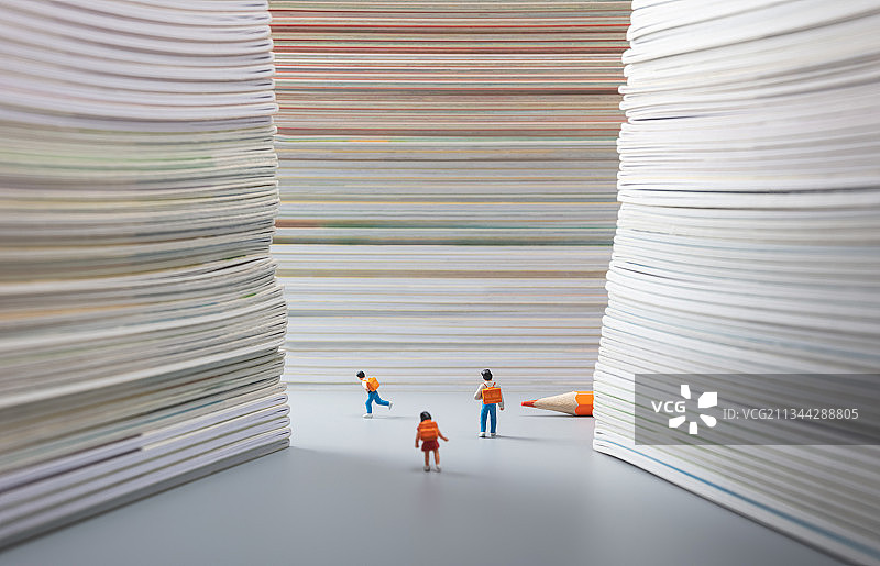 微缩创意教育减负作业课本校园中小学生图片素材