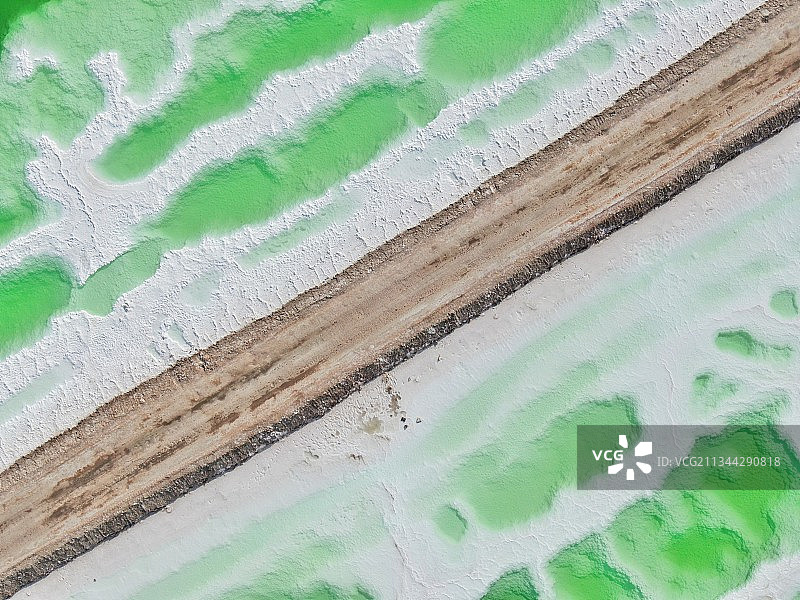 翡翠湖颜色有翡翠绿、薄荷蓝、琥珀黄和奶白，非常好的诠释了翡翠图片素材