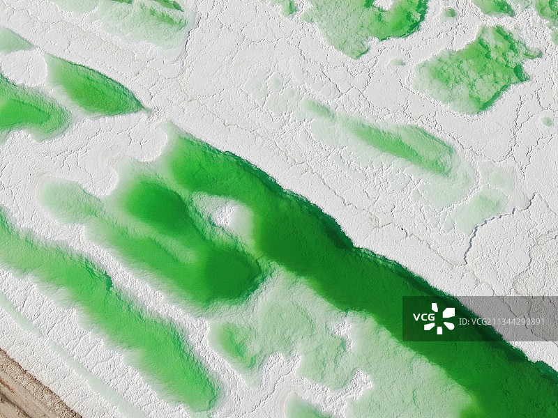 翡翠湖颜色有翡翠绿、薄荷蓝、琥珀黄和奶白，非常好的诠释了翡翠图片素材