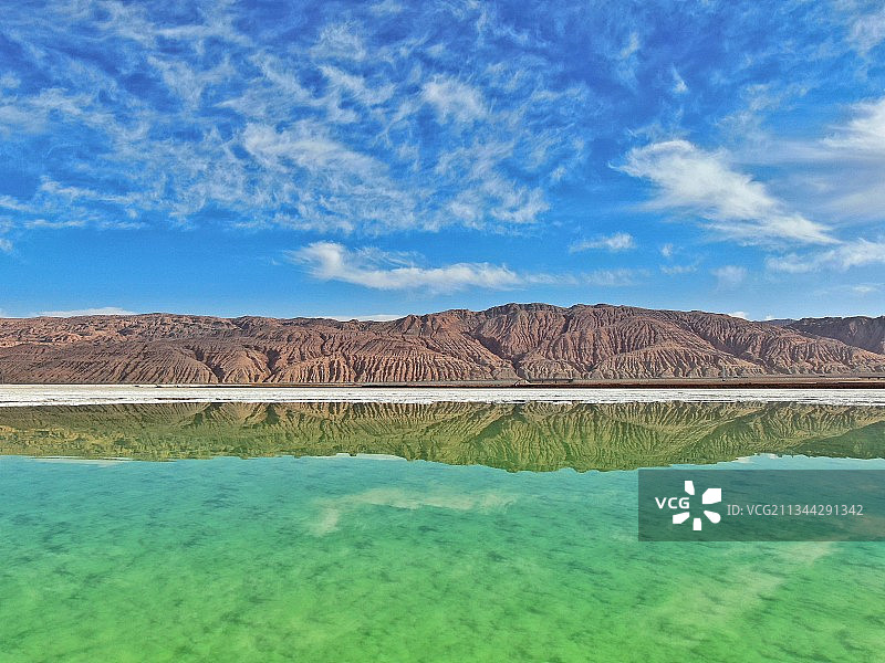 翡翠湖颜色有翡翠绿、薄荷蓝、琥珀黄和奶白，非常好的诠释了翡翠图片素材