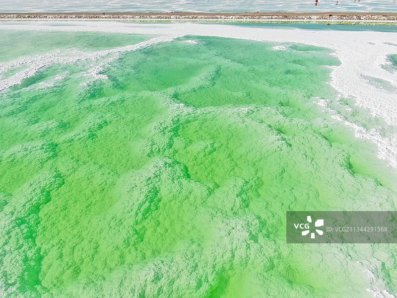 翡翠湖颜色有翡翠绿、薄荷蓝、琥珀黄和奶白，非常好的诠释了翡翠图片素材