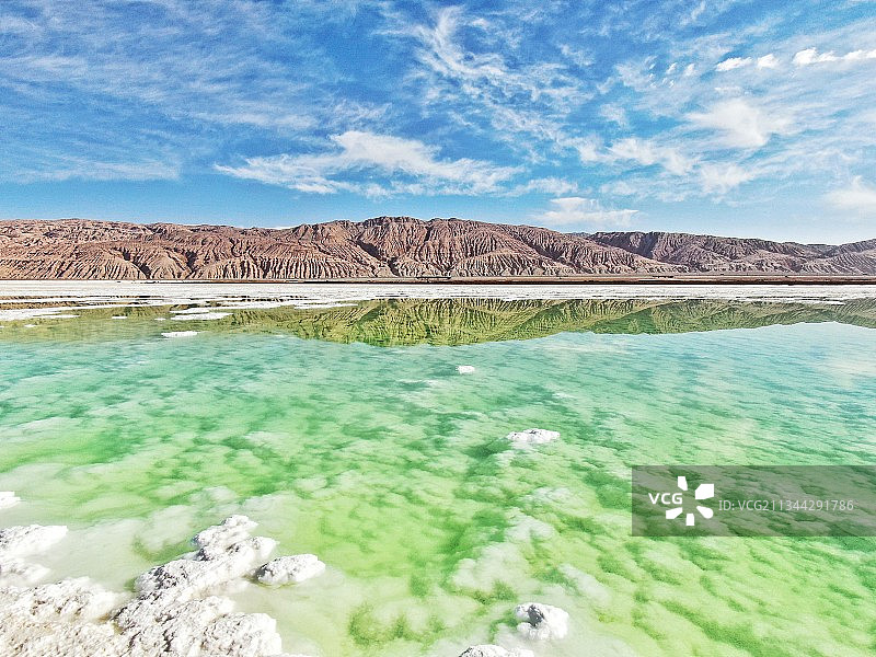 翡翠湖颜色有翡翠绿、薄荷蓝、琥珀黄和奶白，非常好的诠释了翡翠图片素材