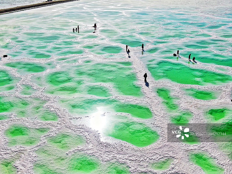 翡翠湖颜色有翡翠绿、薄荷蓝、琥珀黄和奶白，非常好的诠释了翡翠图片素材