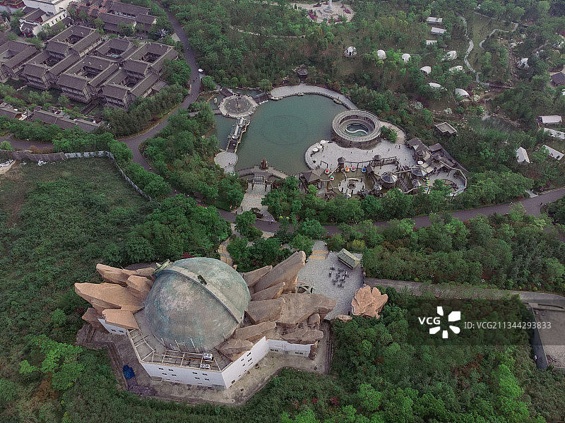 江苏省常州市金坛区茅山东方盐湖城“道天下”景区的春日航拍图片素材