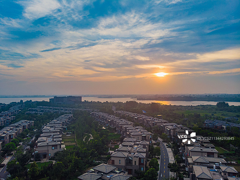 江苏省镇江市句容市茅山风景区茅山半岛涵田度假区的夏日黄昏航拍图片素材