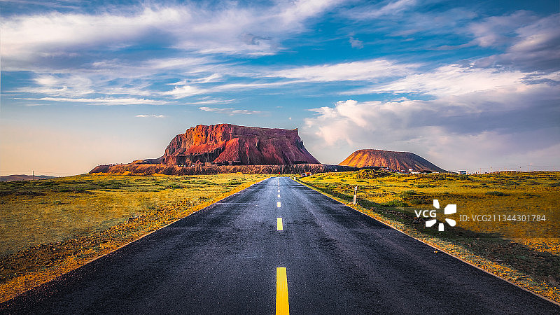日落时分的乌兰哈达火山与公路图片素材