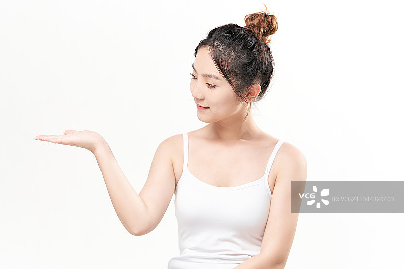 手托产品的亚洲美女图片素材