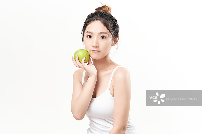 手捧青苹果的亚洲美女图片素材