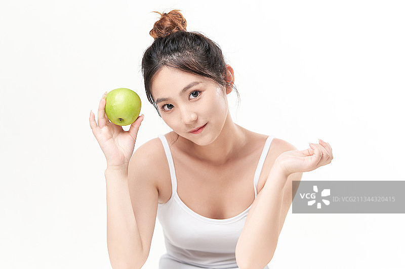 手捧青苹果的亚洲美女图片素材