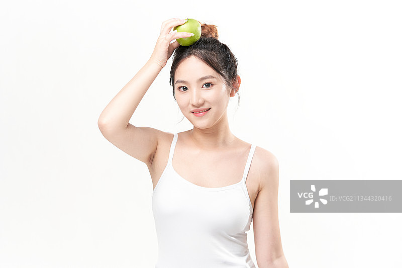 手捧青苹果的亚洲美女图片素材
