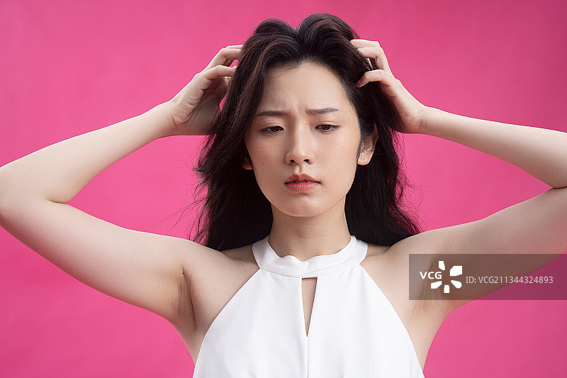 青年女性抱着头痛苦图片素材