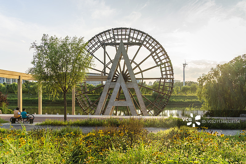 夏天阳光下的凉水河公园水车图片素材