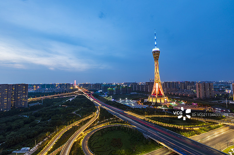 河南省郑州：中原福塔夏天夜晚城市风光图片素材