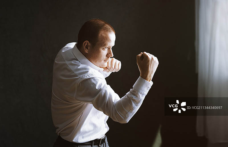 红发商人在办公室练拳击图片素材