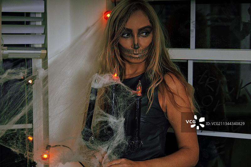 骷髅女巫妆容的暗黑系美女图片素材