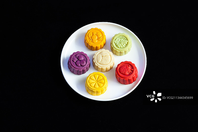 装在餐盘里的中秋节月饼图片素材