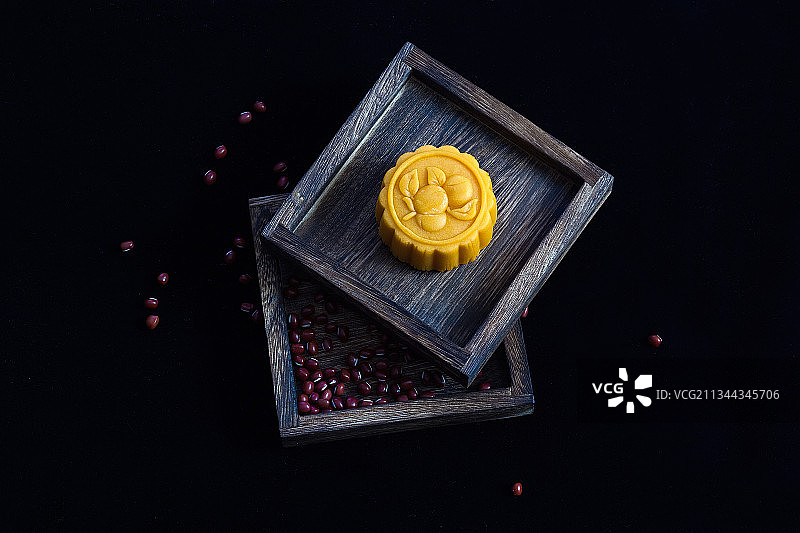 装在餐盘里的中秋节月饼图片素材