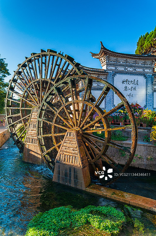 亚洲中国云南省丽江市大研古城水车日景图片素材