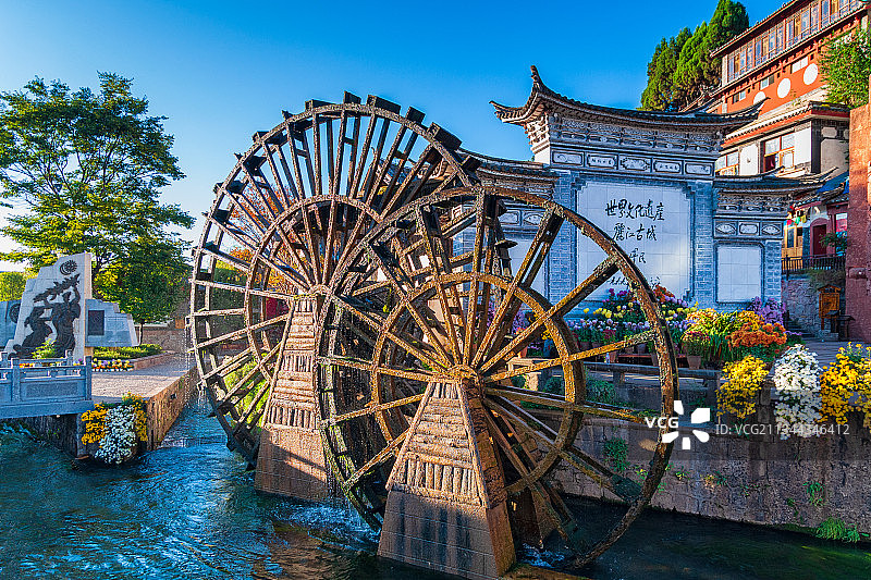 亚洲中国云南省丽江市大研古城水车日景图片素材