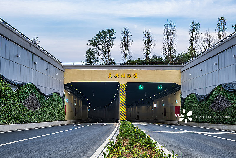 东安湖隧道，成都市首条湖底下穿隧道图片素材