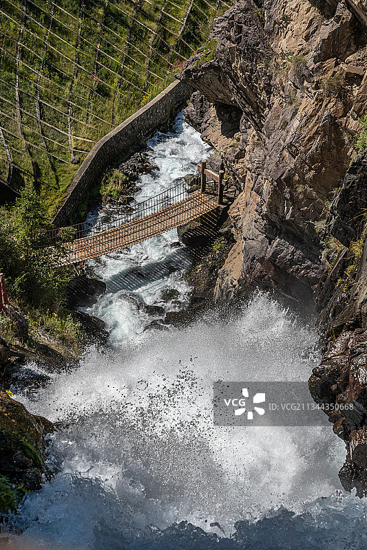 新疆昌吉天山天池名胜风景区飞龙潭瀑布图片素材