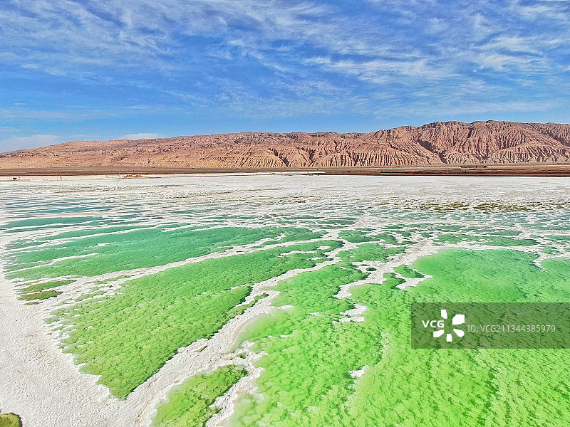 翡翠湖颜色有翡翠绿、薄荷蓝、琥珀黄和奶白，非常好的诠释了翡翠图片素材